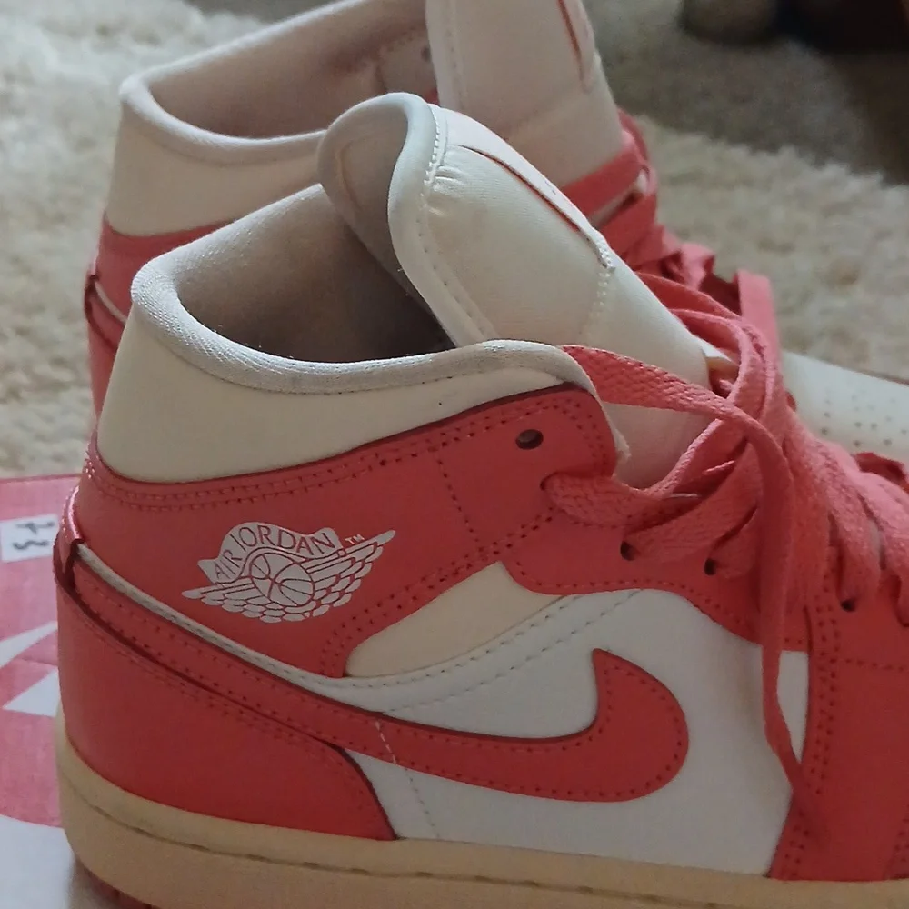 NWOT JORDAN MID 1 - Picture 4 of 8